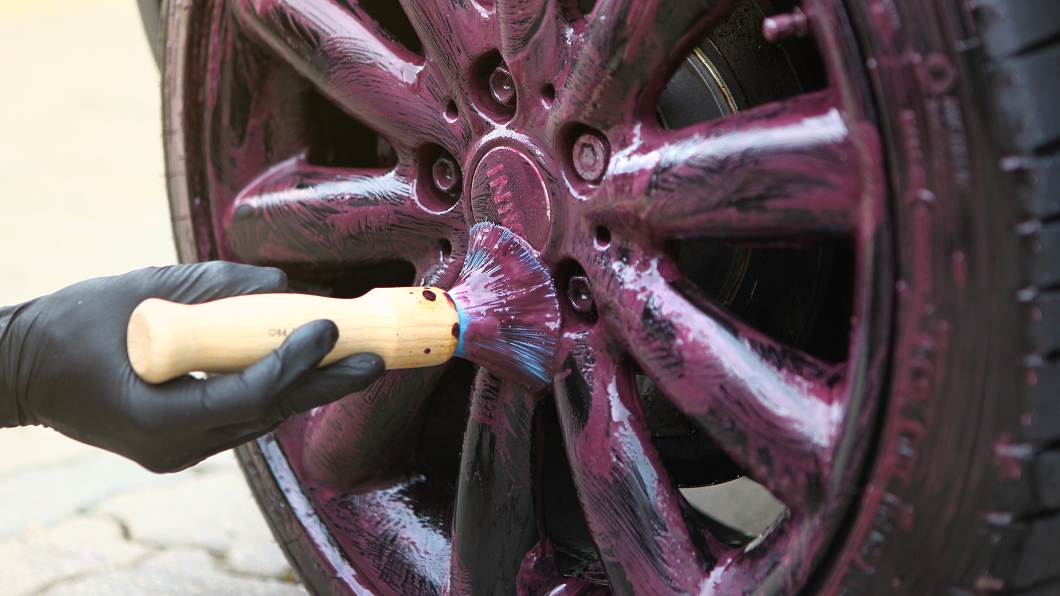 поддръжка на джанти с четка