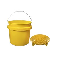 <h3>Кофа с предпазна решетка Meguiar's bucket with Grit Guard</h3>Meguiar's bucket е практична кофа с обем 3,5 галона (13,25 l), която ще се превърне в незаменим помощник при миенето на вашия автомобил, мотоциклет, каравана или лодка. Е специално проекти